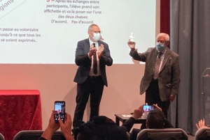 « Michel CANET, président de l’UFAL 89, brandit le trophée remis par les représentants de l’Observatoire régional de la laïcité lors d’une cérémonie organisée dans la capitale du Jura, Lons-le-Saulnier… ».