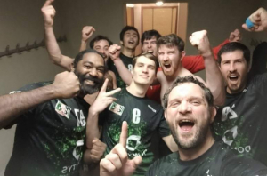 « Le Handball Club d’Auxerre a créé la sensation jeudi soir en proposant une formule de vœux très visuelle à la limite de l’artistique. Une manière de se rappeler au bon souvenir de ses suiveurs, d’encourager la France à l’Euro qui débute et de remercier les soignants pour leurs efforts dans la lutte contre la COVID… ».