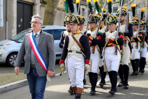 « En tête du cortège avec les grognards, le conseiller municipal de la Ville d’Auxerre Julien JOUVET ne cache pas sa passion pour la période napoléonienne, surtout celle de l’époque de Napoléon III. Il souhaite la labellisation de la capitale de l’Yonne au cercle des « Villes impériales » dès que possible… ».