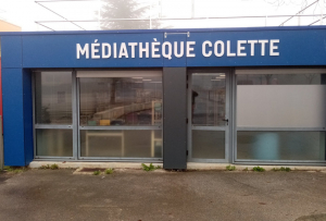 « La nouvelle médiathèque du quartier Saint-Siméon à Auxerre a été baptisée au nom de la célèbre écrivaine de l’Yonne, Colette. L’infrastructure s’inscrit de droit dans le développement de la grande cause nationale élyséenne : la promotion de la lecture aux plus jeunes… ».