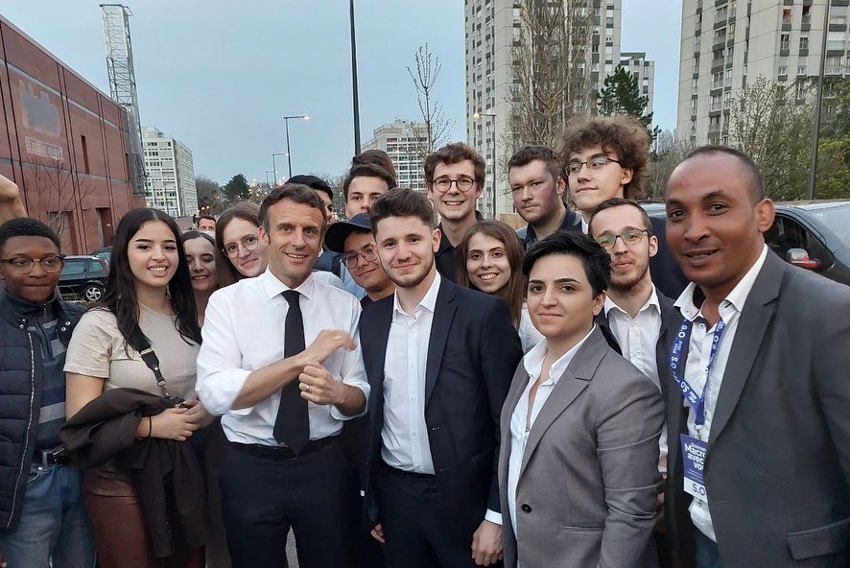 « Coordinateur régional des Jeunes avec Macron en Bourgogne Franche-Comté, l’Icaunais Nathan DOS SANTOS venu saluer Emmanuel MACRON lors de sa visite à Dijon sera sans doute aux premières loges de la grand-messe des Marcheurs ce mercredi soir à Auxerre… ».