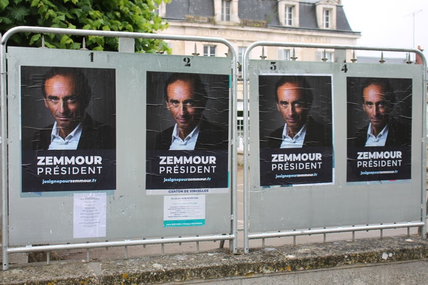 « Une noria d’affiches invitant à se renseigner sur la potentielle candidature de l’éditorialiste Eric ZEMMOUR ont fleuri ce lundi matin sur les panneaux officiels de campagne dans plusieurs localités à l’ouest d’Auxerre…Un air de présidentielle avant l’heure ? ».