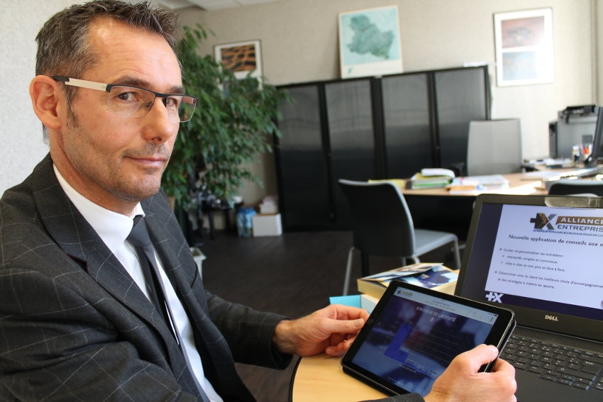 « Digitale, mobile, plus proche et interactive, la nouvelle application de conseils imaginée par la Banque Populaire et présentée par Jean-Philippe BEZIN apporte une grande liberté d’expression entre le chef d’entreprise et son chargé d’affaires. Objectif de ce support : faire équipe avec les entrepreneurs afin de faciliter l’accès aux solutions les plus adaptées à leurs besoins de développement… ».