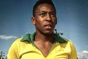 « Il était considéré comme le plus grand footballeur de tous les temps, le Brésilien Pelé a tiré sa révérence quelques jours après le mondial du Qatar, ravivant souvenirs et émotions aux quatre coins de la planète. Un numéro 10 désormais titulaire dans l’équipe céleste… ».