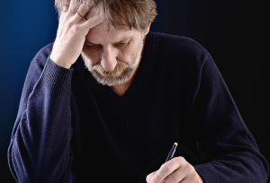 « Malmenés dans le monde du travail, les seniors le seront tout autant dans celui des indemnités chômage et de la formation en 2024 ! Bercy souhaite réduire la voilure, le montant et la durée des allocations en cas de perte d’emploi. Quant aux formations professionnelles, facilitant la réinsertion sociale de ces personnes, elles pourraient être dorénavant à leur charge, en partie du moins… ».