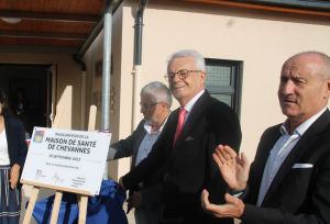 « Le divorce est donc consommé entre la gouvernance actuelle de l’Auxerrois et de la Ville d’Auxerre, incarnée par le maire-président Crescent MARAULT, et l’ex-deuxième vice-président en charge des Finances, à l’Agglo, et maire-adjoint de la Ville, Pascal HENRIAT (à droite). Le président départemental du MoDem s’exonère définitivement de ses délégations aux finances pour reprendre sa liberté de pensée et…surtout celle d’agir en son âme et conscience ».