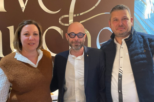 « Beaucoup de projets en perspective pour les nouveaux propriétaires de l’hôtel/restaurant « Le Rive Gauche » à Joigny ! Anne-Claire et Jérôme JOUBERT sont désormais seuls à la barre de ce joli vaisseau qui accueille gourmets et épicuriens où s’affairent trente-deux collaborateurs. Un établissement très attractif pour le tourisme et l’économie de Joigny, selon le maire Nicolas SORET… ».