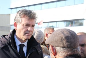 « Pensif ou en pleine discussion avec les salariés en colère de l’usine en grève, le candidat à la présidentielle Arnaud MONTEBOURG a interpellé le gouvernement pour qu’il agisse en conséquence et qu’il prenne enfin le dossier en main. « C’est comme cela que l’on règle les problèmes en France » selon lui… ».