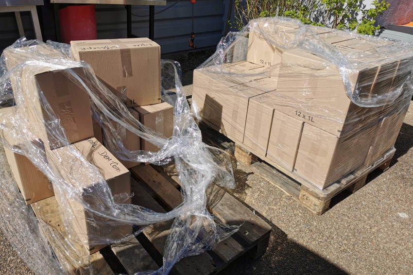 « Les palettes de solution hydro-alcoolique ont été livrées par AMH LABO à la demande de la CPME et de la FFB sur le parking du restaurant BBY à Auxerre. Leur contenu a ensuite été distribué aux adhérents du syndicat patronal répertoriés dans la filière des services à la personne. Une action altruiste et généreuse pour répondre aux besoins de protection des professionnels de ce segment… ».