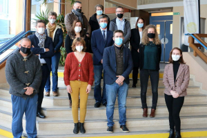« Le lauréat Vincent MARINESSE pose aux côtés du nouveau président de la Chambre des Métiers et de l’Artisanat de l’Yonne Jean-Pierre RICHARD. Ce dernier aurait voulu faire comme Jacques MARTIN : récompenser tout le monde…Il aura eu la consolation de pouvoir réunir tous les candidats sur la même photo ! ».