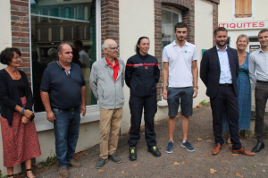 « Un nouveau défibrillateur est installé à Toucy, juste sur la façade de l’assureur mutualiste, GROUPAMA. Un équipement ô combien nécessaire et salvateur pour sauver des vies, confrontées à des problèmes cardio-vasculaires. Hervé CHAPUIS, président de la caisse locale et Michel KOTOVCHIKHINE ont inauguré ce nouvel appareil, mercredi en matinée… ».