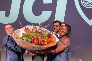 « Plus de deux cents personnes ont assisté à la cérémonie des soixante ans de la Jeune Chambre Economique d’Auxerre, accueillie à la salle Vaulabelle, ce samedi en soirée. Il incombait à la présidente actuelle, Esther VITO, d’ouvrir avec solennité la manifestation, mêlant convivialité et amitiés, notamment avec les nombreux partenaires présents. En 2026, la JCE auxerroise réalisera une opération au profit de l’association « Rêves de Gosse »… ».