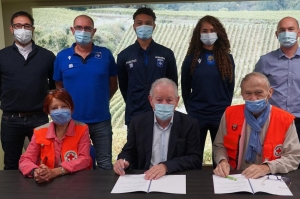 « Les dirigeants de l’AJA et de la Croix-Rouge de l’Yonne ont signé une convention de partenariat autour de la sensibilisation au civisme et à la solidarité. Un accord qui permettra aux jeunes joueurs et aux féminines de s’immerger au cœur des actions menées par l’association… ».