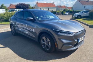 « Issue d’une lignée légendaire, la variante électrique de la célèbre Mustang se découvre enfin en concessions chez FORD. On peut la toucher à partir de 48 990 euros dans sa version standard à propulsion. Il vous en coûtera près de 70 000 euros pour acquérir celle qui propose la transmission intégrale à autonomie étendue…A découvrir sans modération ! ».