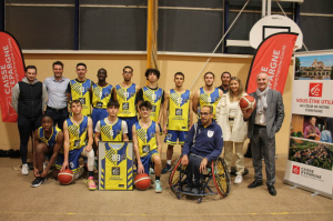 « Floquées du logo de la Caisse d’Epargne Bourgogne Franche-Comté, les nouvelles parures jaune et bleu de la section basket du Stade Auxerrois équipent désormais les formations U 11 et U 20, à la suite de leur présentation officielle. Une cérémonie qui s’est déroulée en présence de la double vice-championne du monde de canoë auxerroise, Eugénie DORANGE… ».