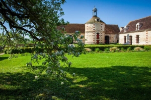 « Jusqu’au 21 juin, les amateurs d’espaces verts et de jardins aménagés auront la possibilité de participer à la cinquième édition du festival « Jardins en Fête » concocté par l’Office de tourisme de Joigny…Et de découvrir les jardins et communs du Colombier Vert à Champlay… ».