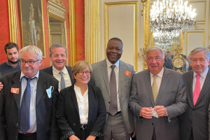 « Permettre aux nouveaux élus territoriaux de s’immiscer le temps d’une visite parmi les hautes sphères de la politique hexagonale : voilà ce qui a été proposé aux élus des communes d’Appoigny et de Gurgy par Magloire SIOPATHIS, conseiller départemental de l’Yonne. Le maire d’Appoigny a travaillé sur ce dossier avec la sénatrice Dominique VERIEN. Une visite d’élus de l’Yonne, saluée par Gérard LARCHER en personne ! ».