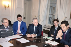 « Une dizaine de dirigeants d’entreprises du secteur hôtellerie/restauration de l’Yonne ont pu échanger ouvertement avec deux proches conseillers du Premier ministre à Matignon grâce à l’action du député André VILLIERS. Objectif de cet entretien : résoudre la problématique principale de la filière, le recrutement. « Si l’Etat ne nous aide pas, nous allons tous mourir… ». Un cri du cœur et une nouvelle sonnette d’alarme pour le gouvernement… ».