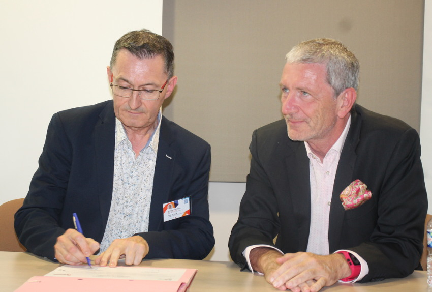 « C’est aux côtés du préfet Pascal JAN que Philippe BOUVEAU le représentant du cabinet de recrutement hexagonal, « Mercato de l’Emploi », installé depuis peu dans l’Yonne, à officialiser son adhésion au sein du club des « Entreprises qui s’engagent », un réseau animé par la CCI qui ne cesse de grandir au niveau de ses effectifs… ».