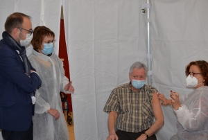 « Le vice-président de la Communauté de communes et maire de Saint-Aubin-sur-Yonne Jean-Pierre BAUSSART a fait preuve d’exemplarité en devenant la première personne âgée de plus de 75 ans à recevoir la précieuse dose vaccinale à Joigny sous le regard de Nicolas SORET… ».