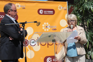 « Instants d’émotion lors de la séance inaugurale du concept « OCTOPUS » de la Chambre de Commerce et d’Industrie de l’Yonne : Josette CARRE et Thierry CADEVILLE saluent la mémoire de l’ancien et regretté président de la chambre consulaire départementale, Alain PEREZ, emporté par la maladie à l’âge de 74 ans le 25 avril dernier. On lui doit en partie le projet de réhabilitation de la pépinière d’entreprises de l’Auxerrois… ».