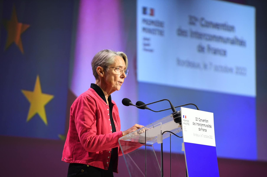 « Elle en use et en abuse ! La Première ministre Elisabeth BORNE joue du « 49.3 » à répétition pour que la politique budgétaire du gouvernement s’inscrive dans la durée… ».