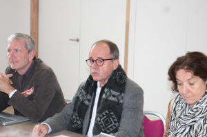 « Pour la première assemblée générale des élus de la Chambre de Commerce et d’Industrie de l’Yonne dans les nouveaux bâtiments d’OCTOPUS, l’atmosphère était plutôt pesante, surtout dans les propos. Le président Thierry CADEVILLE a brossé un tableau ô combien réaliste et lucide de la situation économique départementale : si le mot « sérénité » a disparu du vocabulaire des prévisionnistes, le chiffon rouge n’est pas encore brandi par l’exécutif consulaire. Mais, l’orange est mis. Combien de temps avant qu’il ne change inexorablement de couleur ? ».
