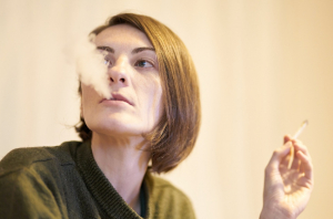 « Le tabac représente un facteur de risque cardio-vasculaire extrêmement développé dans notre société. Or, les jeunes filles sont de plus en plus dépendantes au tabac, e ce, dès leur plus jeune âge. Mais, l’alcool, le stress, le surmenage et une mauvaise alimentation contribuent aussi à accroître ces dangers… ».