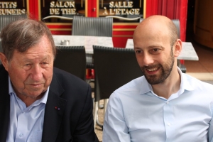 « En visite à Auxerre, le délégué général de LREM Stanislas GUERINI a eu l’occasion de s’épancher sur sa vision personnelle de la construction européenne lors d’un entretien improvisé. Le chef de file du parti présidentiel craint que les abstentionnistes ne viennent perturber le jeu de ces échéances capitales pour le devenir de notre continent. Il a reçu l’amical salut de l’ancien entraîneur de l’AJ Auxerre, Guy ROUX, lors d’un échange des plus sympathiques… ».