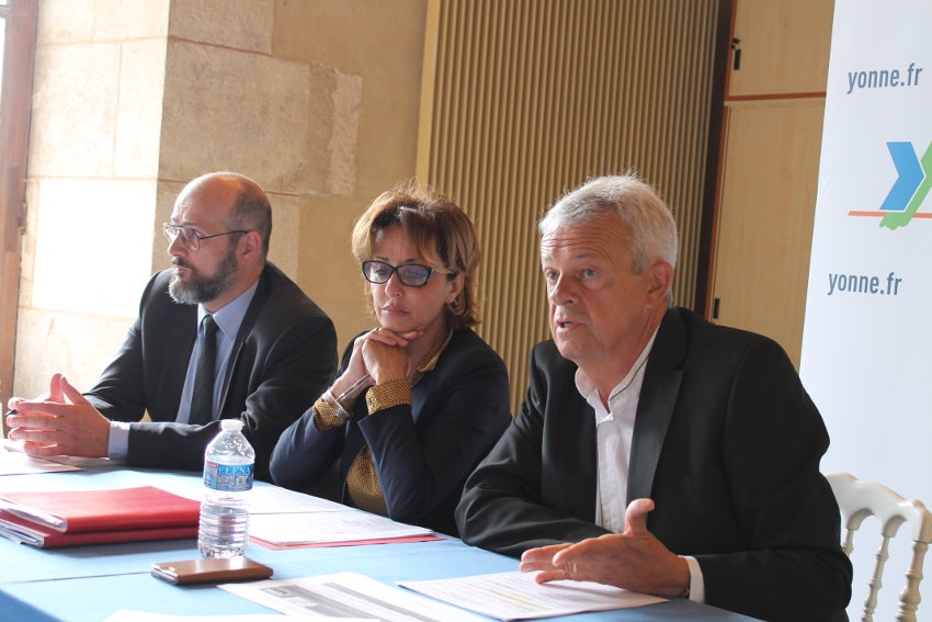 « Toute la lumière a été faite par le président du Conseil départemental de l’Yonne, Patrick GENDRAUD, sur l’avancée du projet « Yonne Numérique » lors d’une conférence de presse. Le Département fait le nécessaire pour que les étapes successives du Schéma numérique terrestre se mettent en place et soient respectées malgré les aléas conjoncturels occasionnés par une pénurie de la fibre qui impacte la plupart des pays industrialisés…Pour Malika OUNES, vice-présidente du Département, en charge de l’économie numérique, « la situation est en passe de s’améliorer… ».