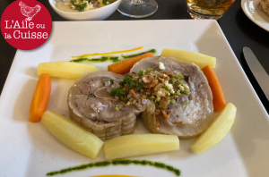« Table localement reconnue dans le Sénonais, « Le Clos des Jacobins » s’offre un renouveau culinaire appréciable. Entre accueil aimable et service parfait ! Plat signature emblématique de la maison, la tête de veau se déguste servie d’une excellente sauce gribiche… ».