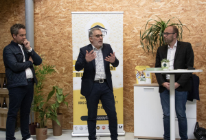 « Une cinquantaine de responsables de structures d’accueil pour personnes âgées de l’Hexagone ainsi que certains élus locaux ont assisté à la remise des macarons de l’excellence, attribués aux établissements ayant fait de la qualité leur priorité essentielle. Des macarons décernés par la start-up PAPYHAPPY, acteur économique qui prend du volume dans ce secteur d’activités… ».