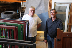 « « Nestor », l’emblématique mascotte des Ets VALET n’est pas à vendre, elle ! Mais, pour le reste, tous les matériaux entreposés par l’entrepreneur d’Appoigny, Marc VALET (à gauche) doivent connaître une nouvelle vie plutôt que d’être jetés ! C’est ce que pense le président de la Chambre de Métiers Jean-Pierre RICHARD…».