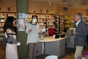 « La directrice de la bibliothèque municipale d’Auxerre, Carine RUIZ, (au centre) a accompagné le maire Guy FEREZ et l’adjointe en charge de la culture Isabelle POIFOL-FERREIRA dans une visite d’un site qui a mis en application les préconisations gouvernementales en matière de gestes barrières et de mesures de distanciation physique… ».