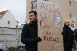 « Syndicats comme élus locaux et parents d’élèves sont remontés comme un coucou suisse contre les décisions actuelles qui émanent du ministère de l’Education nationale. Alors que les classements PISA sont au plus bas, que les classes et les écoles ferment à tour de bras dans l’Hexagone, la bien-pensance se préoccupe du port de l’uniforme afin d’éviter jalousie, sectarisme et discrimination ! Un retard d’une guerre par rapport aux véritables problématiques à traiter ? ».