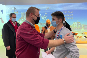 « Ouvert aux jeunes de moins de 21 ans, et sous contrat d’apprentissage, ce concours du Meilleur Apprenti de France charcutier-traiteur a été remporté cette année par le Nivernais Scott BENIGAUD, après deux journées de labeur au CIFA d’Auxerre. L’excellence de l’artisanat à la force du poignet… ».