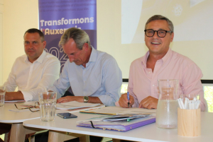 « De l’eau de meilleure qualité et disponible pour tous, mais un peu plus chère cependant pour les familles, voilà les tenants réels du projet « AuxR_Eau » qui a été dévoilé lors de la signature de la délégation de service public entre l’Agglomération de l’Auxerrois et SUEZ pour une très longue durée.. ».