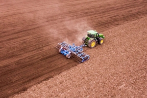 « L’avance de subvention déclinée par le Crédit Agricole Champagne-Bourgogne aux agriculteurs du territoire favorise l’acquisition d’équipements visant à réduire et optimiser l’usage des intrants, d’accélérer les cultures riches en protéines et de répondre aux aléas climatiques… ».