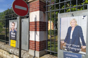 « Elle est terminée la campagne électorale de cette présidentielle 2022. Au soir de ce dimanche 24 avril, l’un des deux candidats sera donc choisi pour résider à l’Elysée jusqu’en 2027. Le perdant se verra interdire démocratiquement d’appliquer sa politique… ».