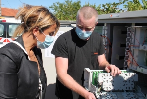 « Le projet de déploiement de la fibre optique dans l’Yonne dont a en charge la vice-présidente du Département Malika OUNES connaît un sérieux coup d’accélérateur avec la volonté du Département de prioriser ce dossier, une thématique essentielle de sa politique d’attractivité. Les présidents des EPCI ont été associés à cette stratégie : ils sont repartis de la Pyramide avec un kit communication sous les bras… ».