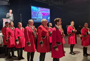 « Ballet aérien d’une acrobate danseuse ou présence du duo humoristique GIROUD &amp; STOTZ sur scène, la soirée cabaret de la coopérative interrégionale 110 Bourgogne a réuni près de mille personnes au parc des expositions AUXERREXPO. Une opportunité heureuse que le président Walter HURE a beaucoup apprécié, au nom de la convivialité et du partage… ».