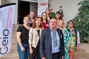 « Sous forme associative, et fédérant 395 entreprises du bâtiment et des travaux publics de Bourgogne Franche-Comté, le GEIQ BTP est un groupement d’employeurs pour l’Insertion et la Qualification ayant d’excellents résultats depuis sa création. Comme devaient le rappeler Céline GUILLOT, directrice, Céline RUFFLOCH, son adjointe et le président Didier MICHEL. Un organisme un peu méconnu du monde de l’entreprise… ».