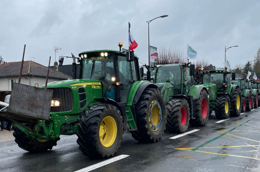 La FDSEA et JA appellent à la mobilisation contre les promesses non tenues devant la préfecture à Auxerre