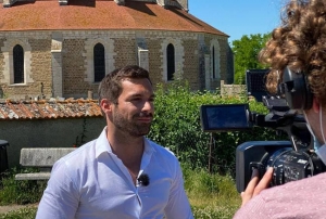 « Les 9,5 ha de surfaces foncières et les 5 000 mètres carrés de surfaces bâties du domaine de l’abbaye de Pontigny ont été vendus par la Région à la Fondation SCHNEIDER le 17 décembre. Un projet de privatisation qu’exècre le leader du Rassemblement National Julien ODOUL qui se refuse à brader le patrimoine multiséculaire du territoire… ».