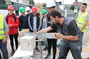 « La Fédération française du Bâtiment de l’Yonne a initié plusieurs chantiers lui permettant de se doter des stratégies nécessaires à l’essor de sa politique de communication. Outre une application qui est opérationnelle depuis le 01er mars sur androïdes, l’organisme corporatiste s’appuiera sur l’analyse de sa cellule de communication, venant d’être portée sur les fonts baptismaux, et qui se réunira dès la semaine prochaine pour peaufiner les grandes lignes de ses missions. Le tout en accointance avec le président Xavier PAPIN et le secrétaire général Christian DUCHET… ».