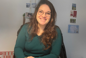 « Agée de 22 ans, mais ayant déjà vécu plusieurs expériences professionnelles, Annaïs CEPA a créé son cabinet de conseil aux risques psycho-sociaux et entend bien se faire connaître des DRH et autres dirigeants d’entreprise de l’Yonne. Son objectif est de valoriser la fonction bien-être dans le travail, en rendant la confiance à celles et à ceux qui se lèvent tôt le matin… ».