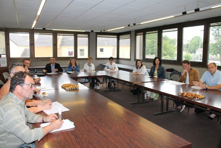 « Le cabinet VAE LES 2 RIVES proposera ce jeudi 28 juin la suite logique à son précédent rendez-vous, présentatif de la VAE et de ses nombreux attraits : après les professionnels et les institutionnels, ce sont les demandeurs d’emploi et les salariés qui seront ainsi ciblés par cette démarche instructive avec des témoignages à la clé… ».