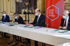 « Le directeur général de la Caisse des Dépôts Eric LOMBARD a effectué le déplacement depuis Paris pour apposer sa griffe sur le document officiel qui entérine la convention de partenariat entre la Ville de Sens et la Banque des Territoires. Les autres signataires sont Rachid KACI, sous-préfet de Sens, Marie-Louise FORT, maire de Sens et présidente de la CAGS, et Antoine BREHARD, directeur régional Bourgogne Franche-Comté de la Banque des Territoires… ».