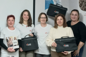 « Cheffe d’entreprise évoluant dans le domaine du bâtiment, Sarah DEGLIAME-PELHATE (à gauche) a été élue présidente de la commission des femmes de l’artisanat de l’Yonne, l’une des huit sections composant l’ossature de la CAPEB… ».