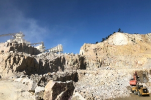 « Le secteur des travaux publics adopte un plan de relance verte pour sortir de la crise et booster son activité économique. Quatre milliards d’euros seront injectés pour favoriser la mise en exergue d’un plan d’urgence à deux ans. Dix autres milliards serviront à accélérer la transition écologique dans la filière au cours de la prochaine décennie… ».